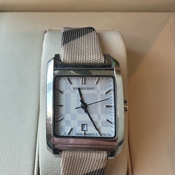 BURBERRY- Classic and Cic Ladies Nova Check Watch. Includes original boxes. - Picture 3 of 7